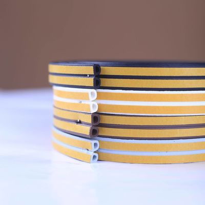 إمدادات احترافية ملاءمة ملونة مطاط ناعم Pvc شرائط الختم شرائط غطاء مع شقة كومة ارتفاع 3-25mm / عرض 3-50mm