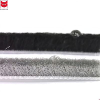 إزالة الشعر المهني من الباب والنوافذ في شقة التصميم الحديث