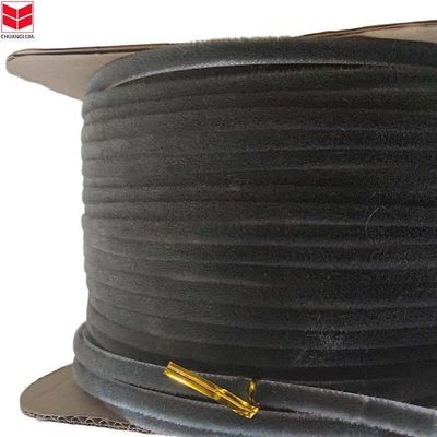 إزالة الشعر المهني من الباب والنوافذ في شقة التصميم الحديث