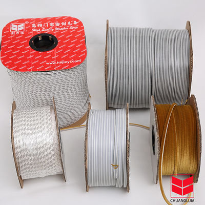قطاع الطقس المقاوم للرياح للدبابات والنوافذ اللاصق الذاتي السيليكون 3-25mm ارتفاع الكومة 3-50mm العرض