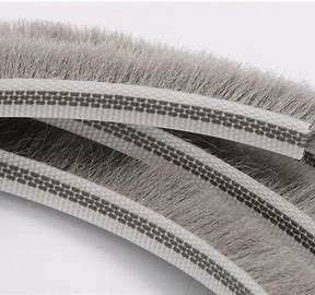 فرشاة شريط الألومنيوم سبائك الطقس سحب الباب المقابل شريط ختم الباب المنزلق ارتفاع كومة 3-25mm / عرض 3-50mm