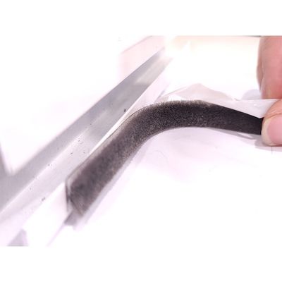 المواد اللاصقة الذاتية الألومنيوم الباب والنافذة الصوف كومة الطقس شريط في التصميم الحديث والأسود / الرمادي / البني / الأبيض / الألوان الأخرى